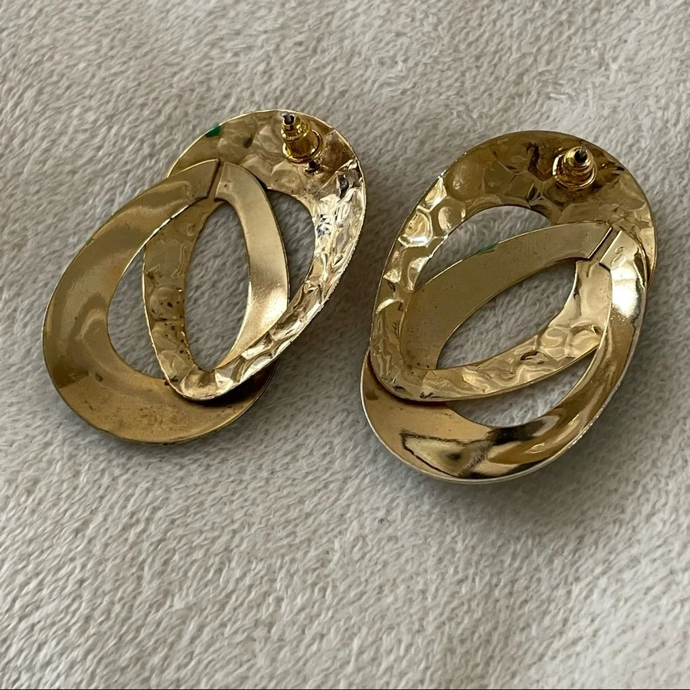 VINTAGE : Gold and Green Enamel Pierced Earrings - Picture 6 of 7